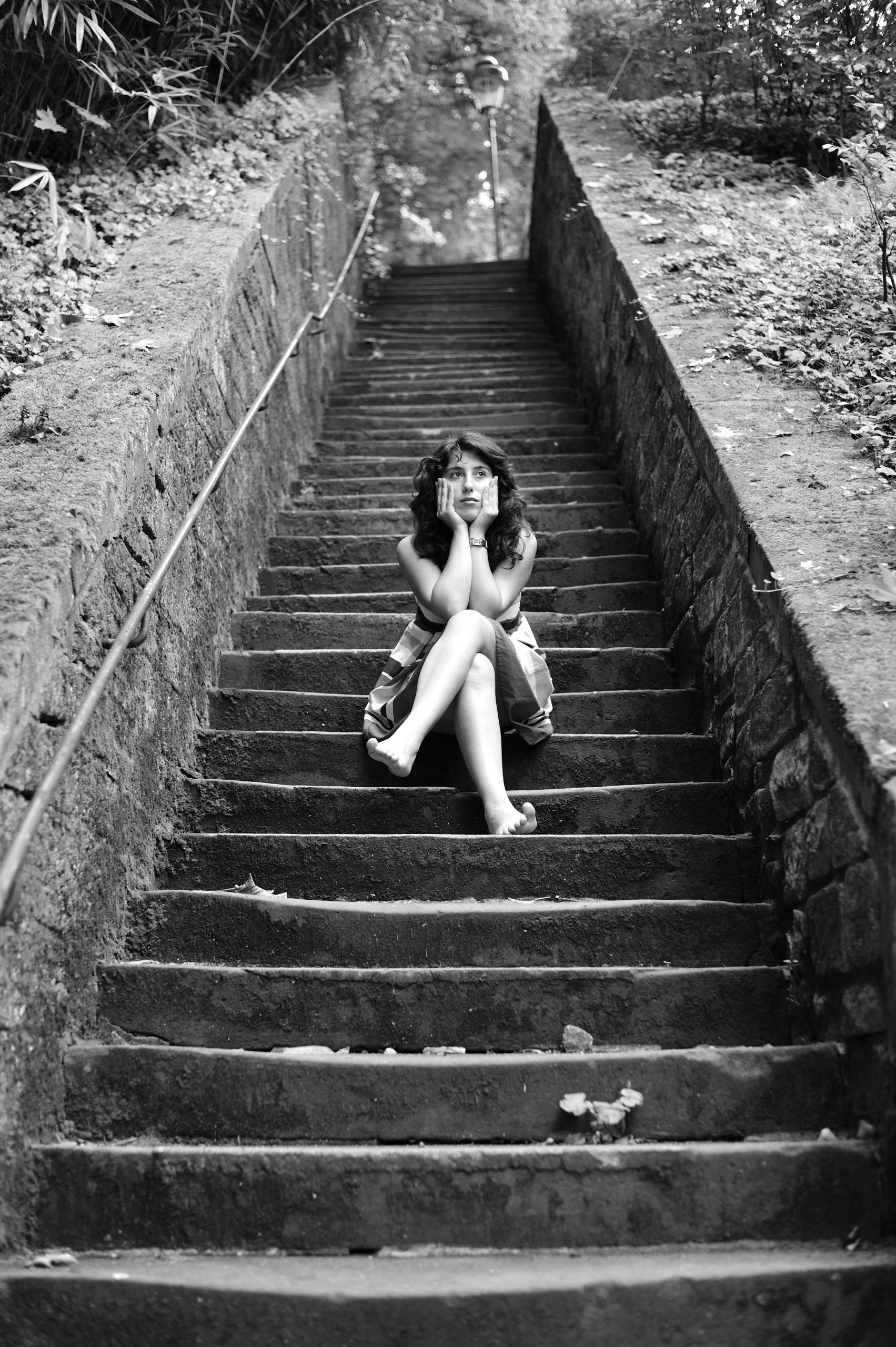 Traurige Frau auf der Treppe